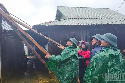 Đà Nẵng: Gió lớn gây tốc mái hàng chục nhà dân ở xã biên giới