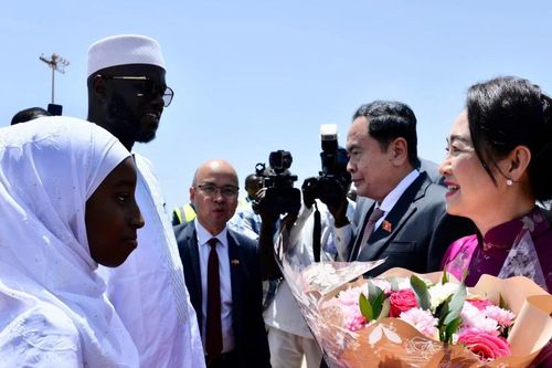 Chủ tịch Quốc hội đến Thủ đô Dakar, bắt đầu chuyến thăm chính thức Cộng hòa Senegal