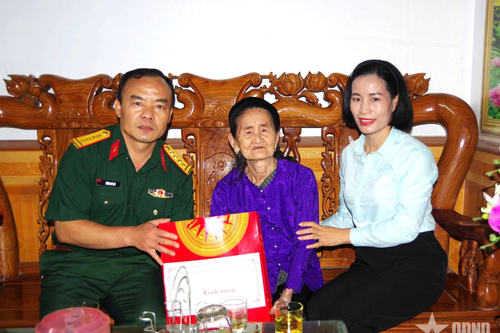 Bộ CHQS tỉnh Tuyên Quang thăm, tặng quà Mẹ Việt Nam anh hùng Tình Thị Lộc