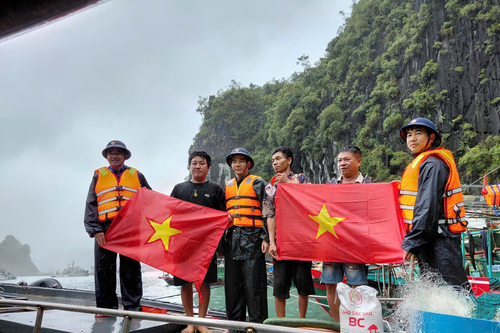 Hải đoàn 11 (Vùng Cảnh sát biển 1) tặng quà, vận động ngư dân tại khu tránh trú bão số 3