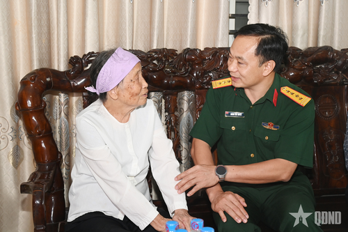 Bộ CHQS tỉnh Quảng Ninh thăm, tặng quà gia chính sách trên địa bàn