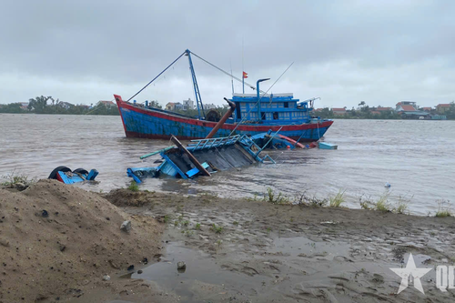Quảng Ninh: Chìm tàu chở dầu neo tại bến sông Chanh