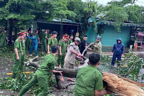 Dông lốc gây thiệt hại ở nhiều địa phương
