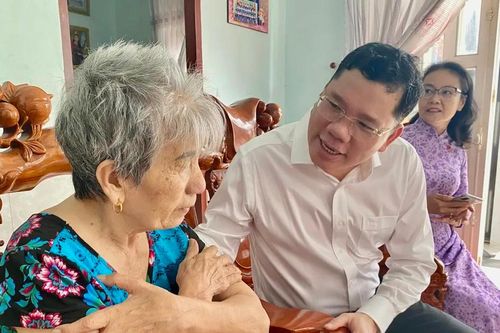 Lãnh đạo Ban Tuyên giáo và Dân vận Thành ủy TPHCM thăm người có công, gia đình chính sách