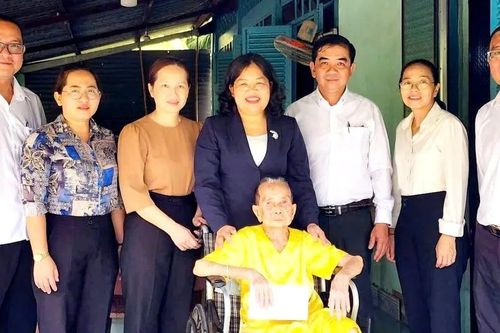 Phó Chủ tịch HĐND TPHCM Nguyễn Trường Nhật Phượng thăm, tặng quà các gia đình chính sách