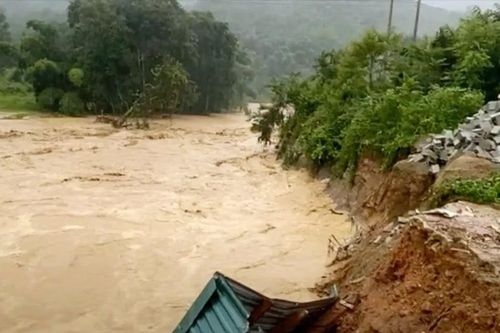 Lũ quét gây thiệt hại về tài sản, chia cắt bản làng ở Nghệ An