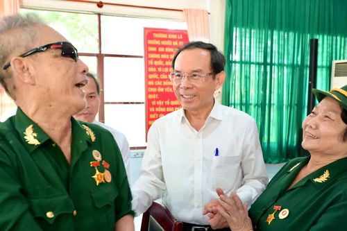Bí thư Thành ủy TPHCM thăm các đồng chí thương binh, người có công