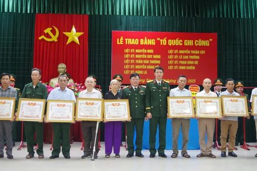 Trao Bằng Tổ quốc ghi công cho 9 liệt sĩ ở Quảng Trị