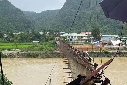 Đứt cáp cầu treo ở Điện Biên, ô tô chở 3 người rơi xuống sông