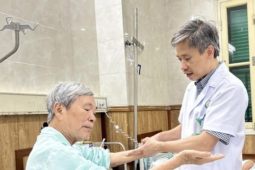 Mảnh đạn lưu giữ hơn nửa thế kỷ trong cánh tay người thương bình 75 tuổi