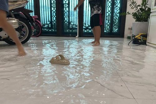 Nhiều tuyến đường Thanh Hóa ngập lụt, nước tràn vào nhà dân