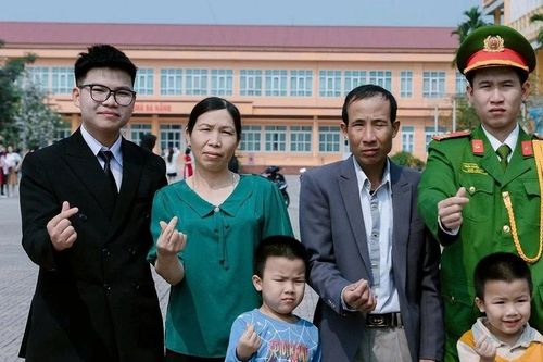 Cách học của Thủ khoa có cha làm phụ hồ, mẹ không biết chữ