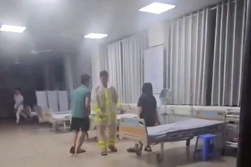CSGT Quảng Ninh hỗ trợ sản phụ chuyển dạ trong mưa bão