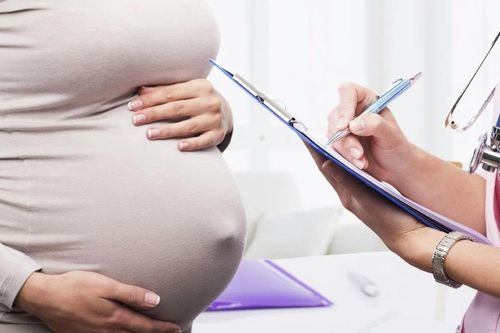 Sản phụ được cứu sống nhờ nụ hôn của chồng