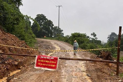 Mưa lũ cô lập hàng trăm hộ dân ở xã miền núi Nghệ An