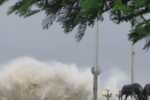 Sóng cao 5m xô tràn bờ, làm ngập một trường THPT ở Hải Phòng