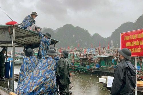 45 cán bộ, chiến sĩ Lữ đoàn 170, Vùng 1 Hải quân giúp dân phòng chống bão Wipha