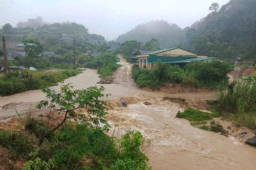 Các đơn vị thuộc BĐBP tỉnh Nghệ An hỗ trợ nhân dân địa phương khắc phục hậu quả mưa lũ