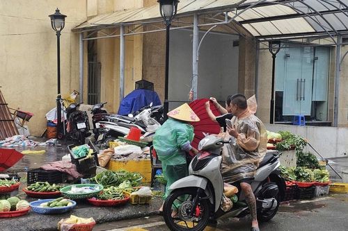 Thị trường tại Hà Nội trong ngày bão: Không xảy ra tình trạng tích trữ, hàng hóa dồi dào, giá cả bình ổn