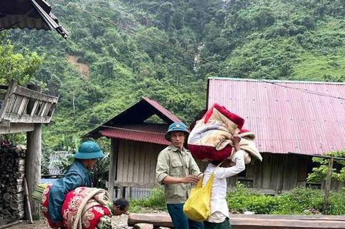 19 hộ dân sơ tán ở Nghệ An bị chia cắt với trung tâm xã do mưa lớn