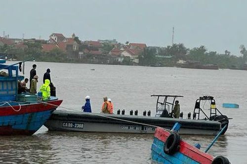 Thủy đoàn 1 cứu 9 thuyền viên bị lật tàu do bão số 3