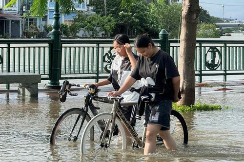 Ngập sâu nhiều tuyến phố Hải Phòng do mưa bão kết hợp triều cường