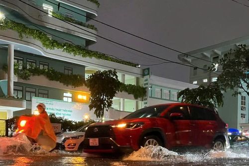 Những lưu ý để lái xe an toàn dưới trời mưa bão