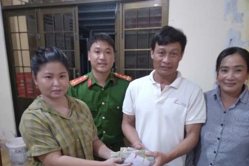 Chở vợ đi làm nhặt được ba lô tiền