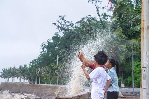 Phớt lờ cảnh báo, nhiều người về biển Đồ Sơn check-in đón bão