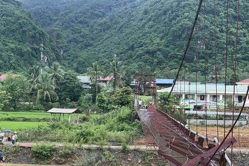 Lật cầu treo ở Điện Biên, ô tô và xe máy rơi xuống sông