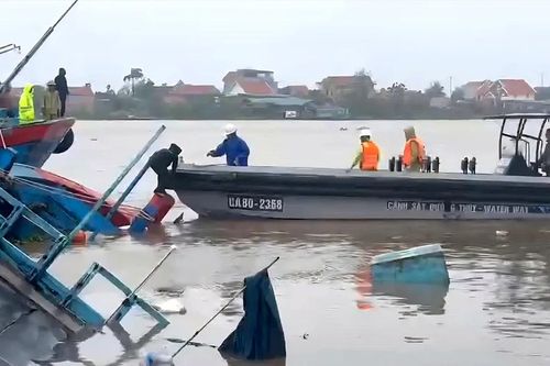 Tàu chở 9 thuyền viên bị lật chìm ở Quảng Ninh