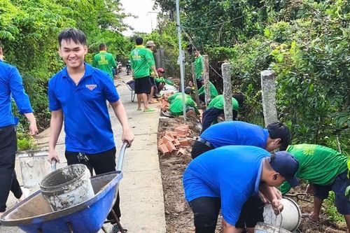 Hơn 2,8 tỉ đồng làm lợi cho người dân ngày cao điểm xây dựng nông thôn mới