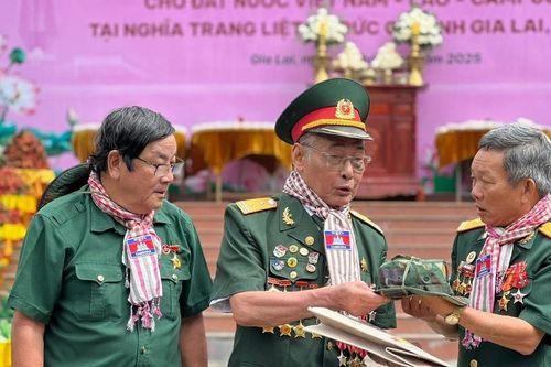Nước mắt trong lễ tri ân Anh hùng liệt sĩ tại Nghĩa trang Đức Cơ