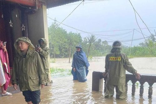 Thanh Hóa: Nhiều nơi ngập lụt bị chia cắt, tiếp tục sơ tán người dân