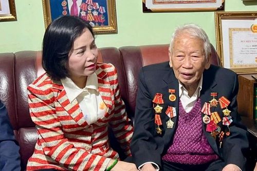 Phó Chủ tịch Quốc hội thăm lão thành cách mạng 101 tuổi ở Lâm Đồng