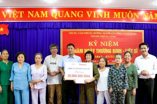 Công ty Him Lam và Báo Tiền Phong thăm, tặng quà người có công ở Đà Nẵng