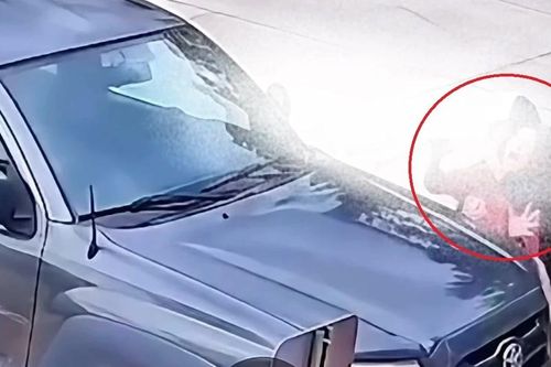 Thực hư clip cô gái bị bạn trai bắt cóc lên ô tô rồi đạp xuống đường