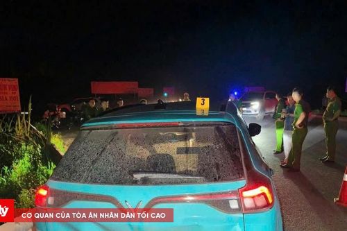 Đập vỡ kính xe taxi, khống chế nữ hành khách