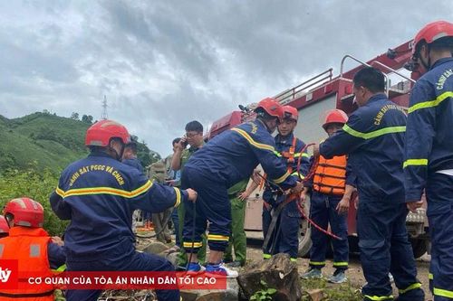 Cầu treo tại Điện Biên bị sập do mưa lớn, 4 người bị thương