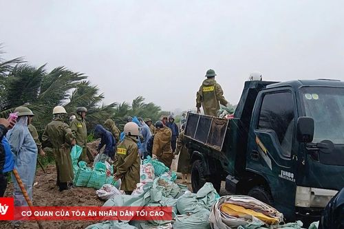Huy động hàng trăm người xuyên đêm gia cố đê sông Cung