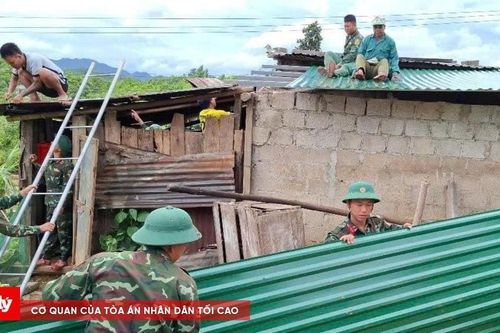 Lốc xoáy cuốn bay mái nhà, bộ đội nhanh chóng giúp dân khắc phục hư hỏng