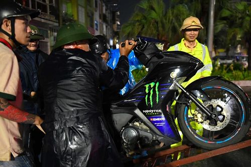 Dùng xe tải chở người và xe máy qua cầu Bãi Cháy sau lệnh cấm