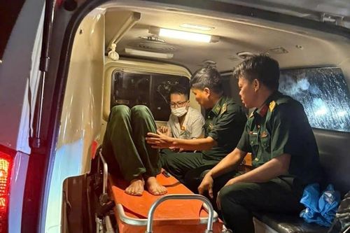 Tàu biên phòng vượt sóng trong đêm, đưa quân nhân từ đảo vào mổ cấp cứu
