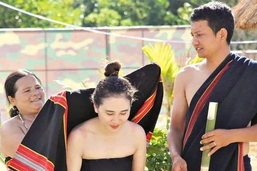 Lễ cưới người Ve ở Đà Nẵng: Nhà gái tặng quà nhà trai, làm 4 năm mới hoàn thành