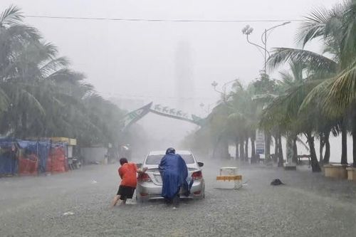 Phố biến thành sông, người dân bì bõm đẩy ô tô chết máy giữa gió bão