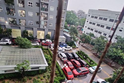 Sân chung cư, quảng trường thành bãi đỗ xe 'trú bão', chống ngập, tránh cây đè
