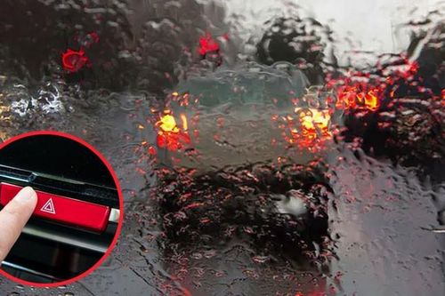 Bật đèn khẩn cấp khi lái xe dưới trời mưa bão: An toàn hơn hay nguy hiểm hơn?
