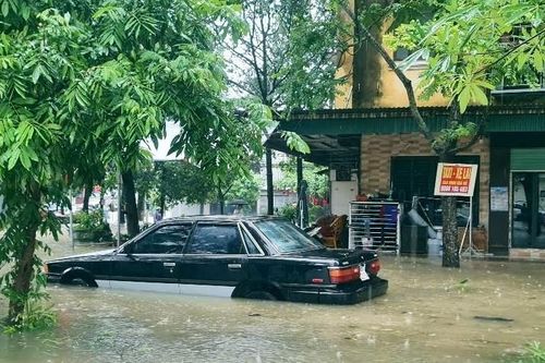 Thanh Hóa: Người dân không kịp trở tay nhìn loạt ô tô ngập trong 'biển nước'
