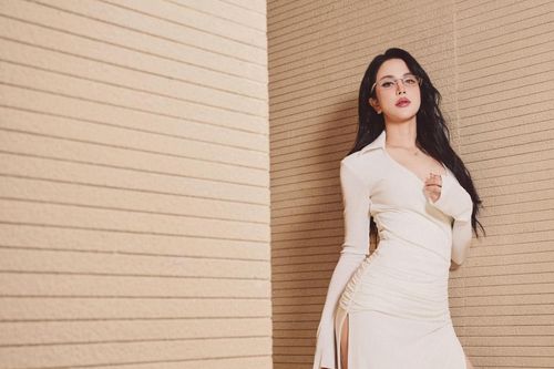 Diệp Lâm Anh sexy nghẹt thở, MC Thảo Vân chia sẻ xúc động về con trai