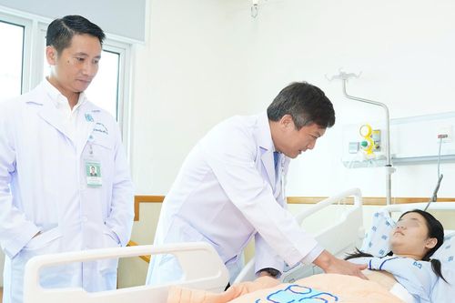 Cô gái 18 tuổi phát hiện ung thư dạ dày di căn xa sau loạt triệu chứng